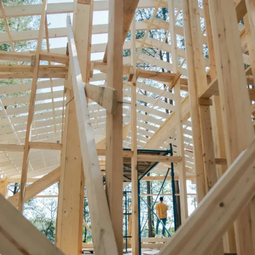 Stawianie domu w trudnych warunkach? Domy szybkie w budowie na jesień i zimę!